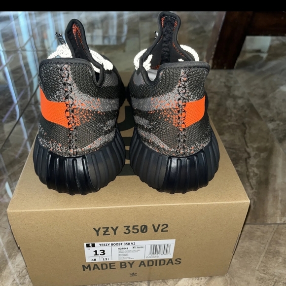 Yeezy 350 - Picture 5 of 8